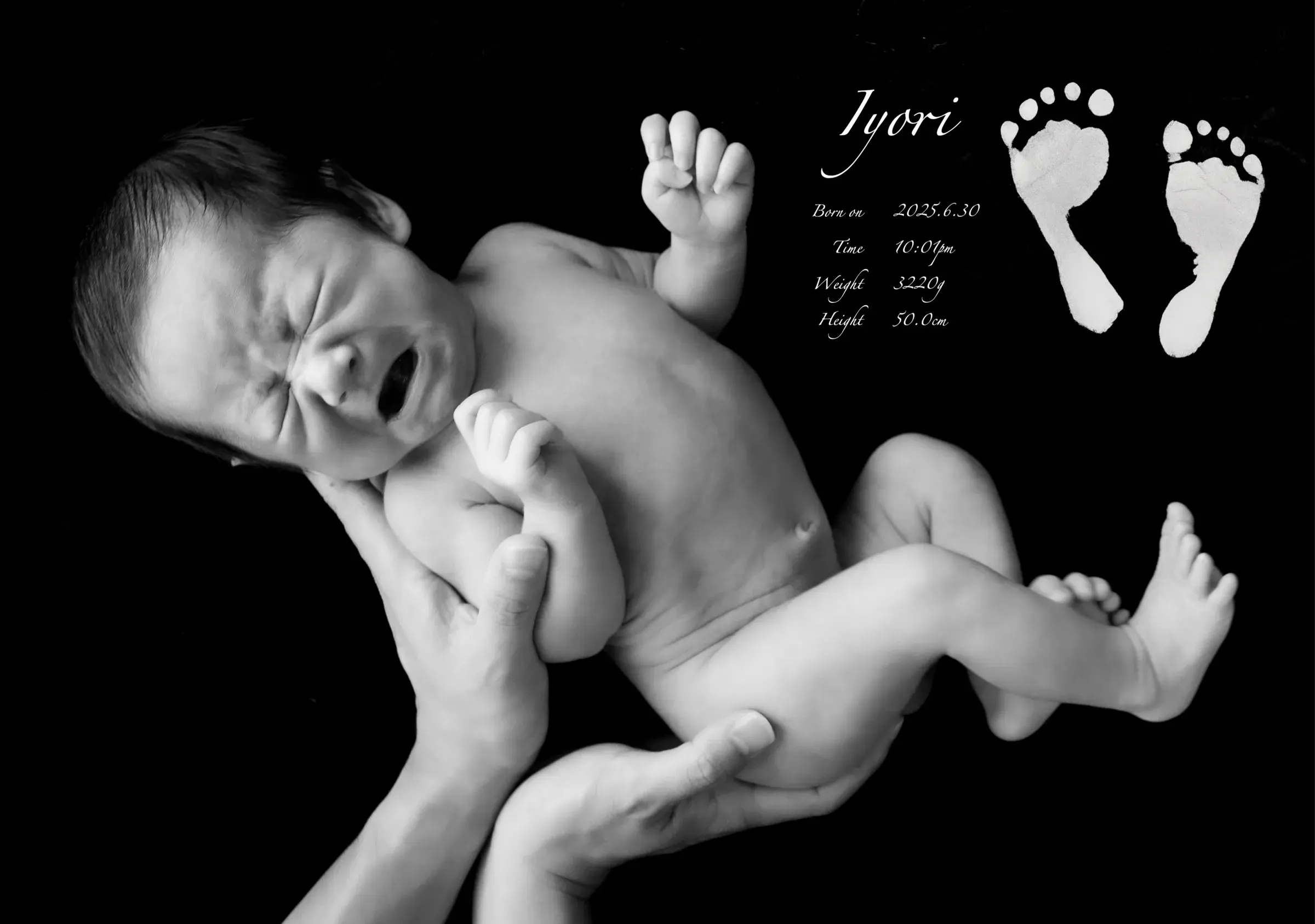 大人の手に支えられた赤ちゃんのモノクロ写真に、名前と足形を入れた等身大パネルのデザイン
